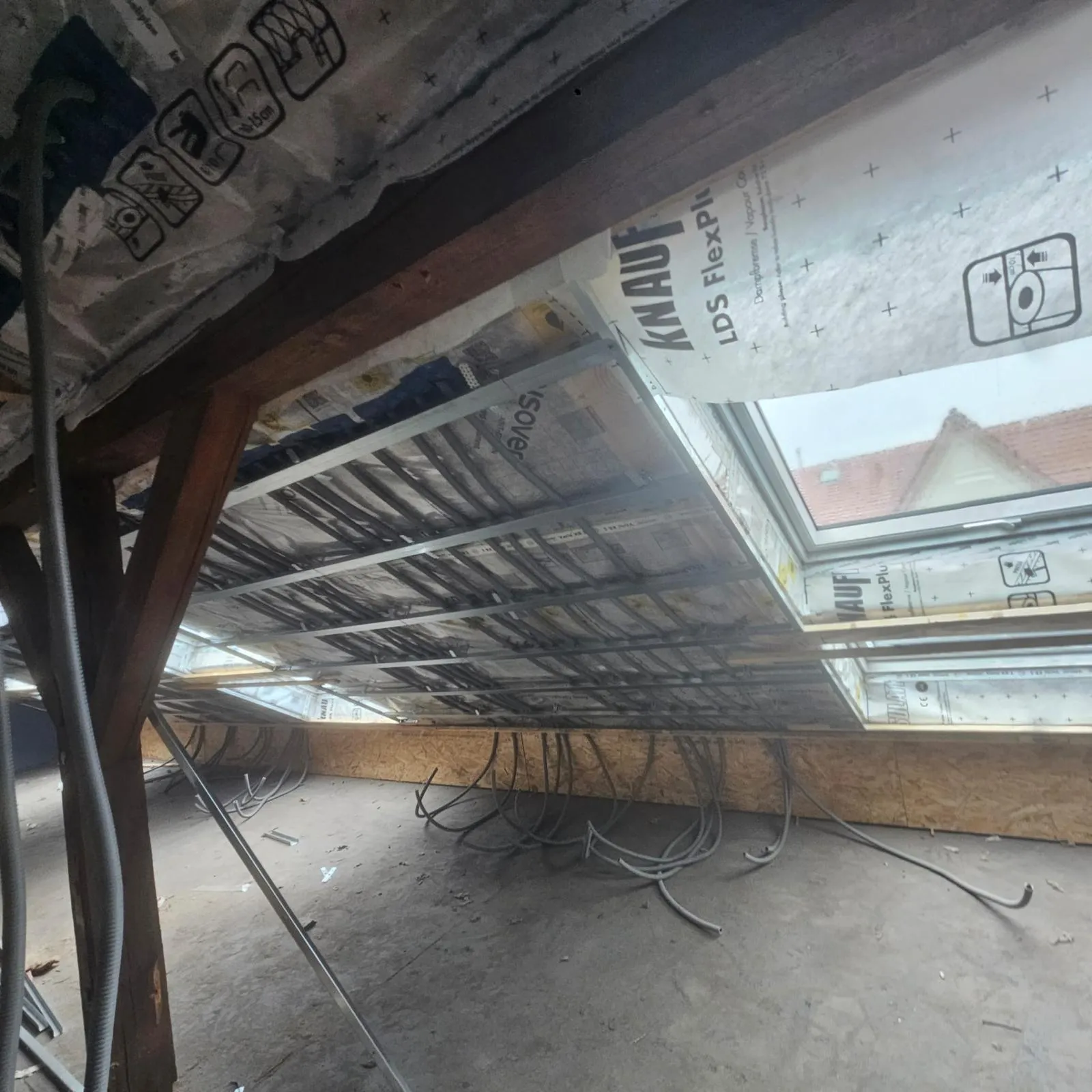 Dachgeschossausbau: Dachfenster mit Dampfbremsfolie und vorbereiteter Unterkonstruktion