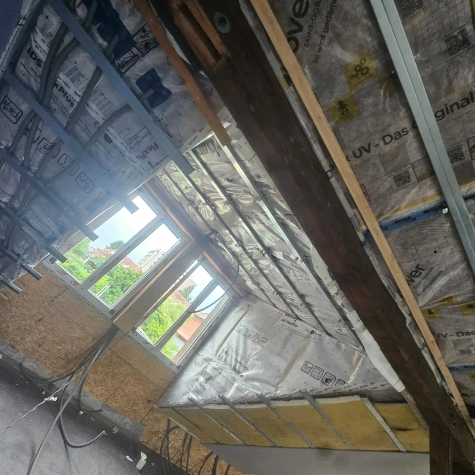 Dachgeschossausbau: gedämmte Gaube mit neuen Fenstern und Dampfbremse