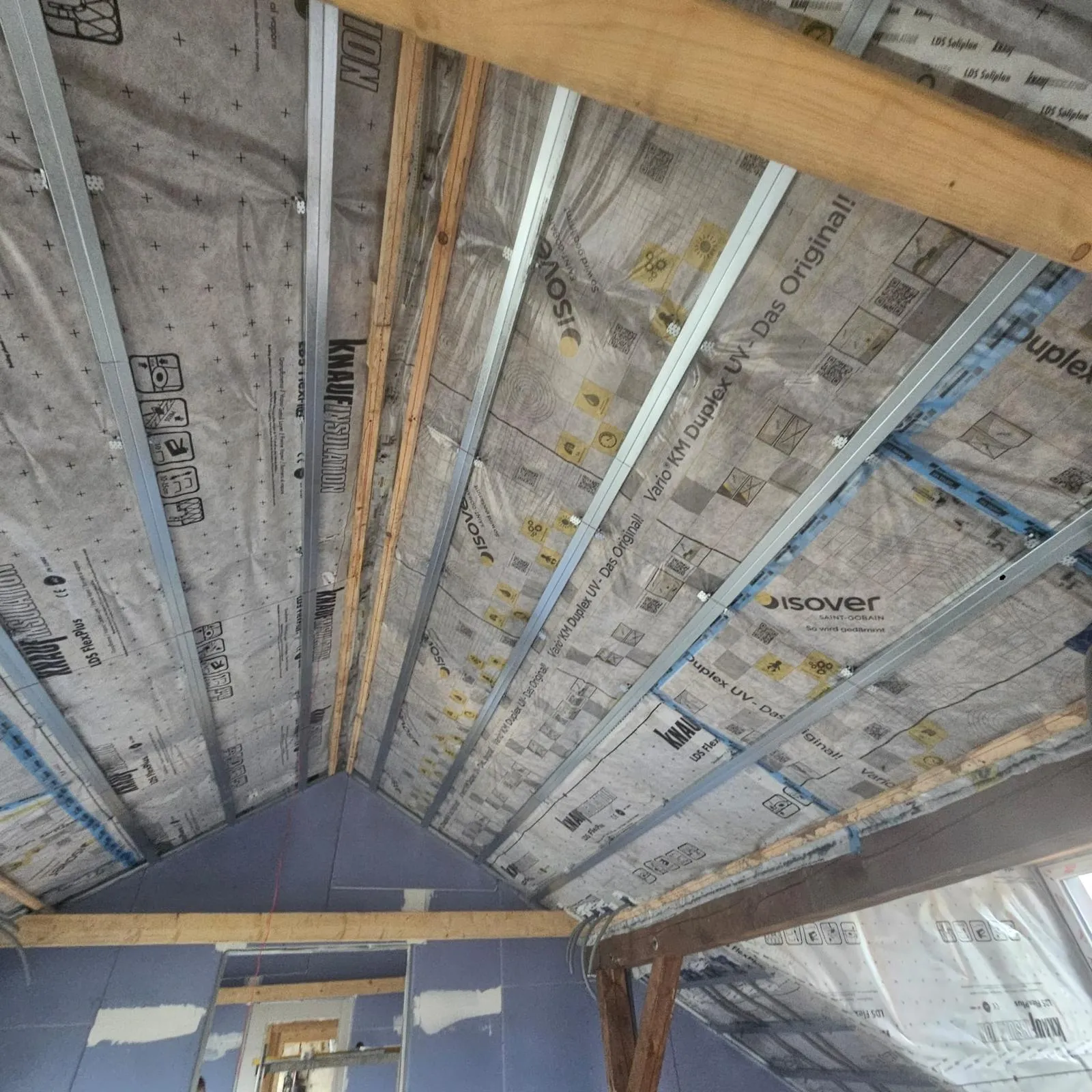 Dachgeschossausbau: Dampfbremsfolie mit Metall-Unterkonstruktion am Dachfirst