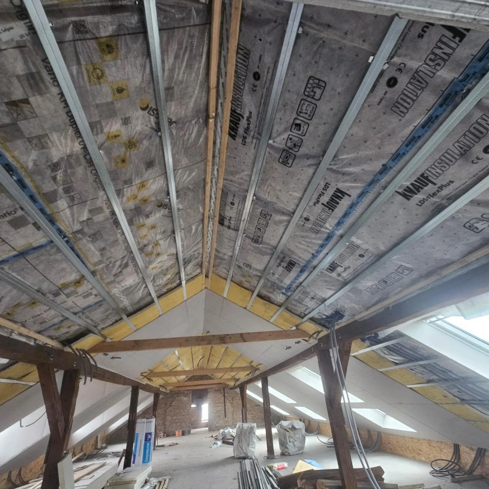 Dachgeschossausbau: Dampfbremse und Metallprofile unter der Dachschräge