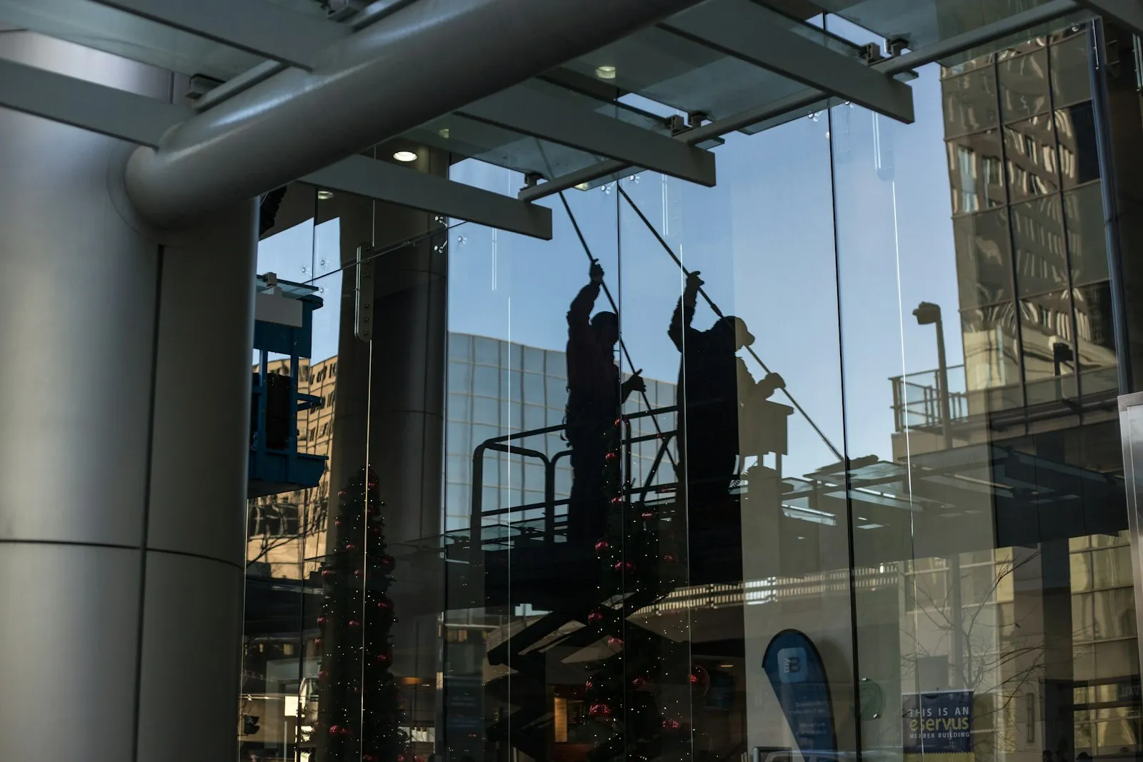 Fensterreinigung in Lorsch: Reinigung großer Glasflächen an einem Gebäude